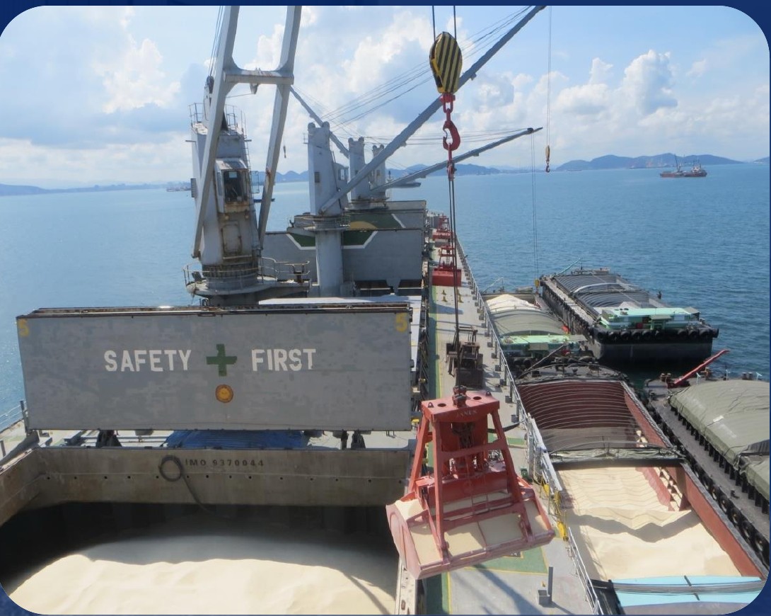 Janus Grab discharging fine cargo with no leakage on a bulk carrier